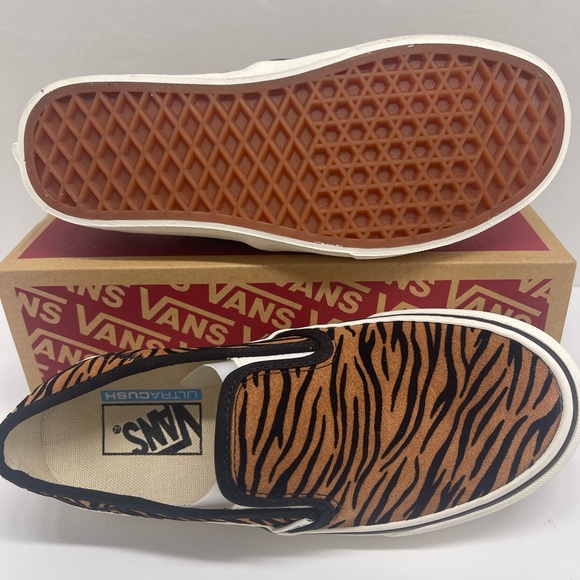 Vans Women’s Slip-On Sf
(Animal Stripes) Black/Marshmallow Sneakers 
VN0A5HYQ9ZY - Picture 5 of 16